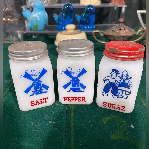 Vintage Anchor Hocking Milk Glass Shaker 3 piece set - Picture 2 of 2